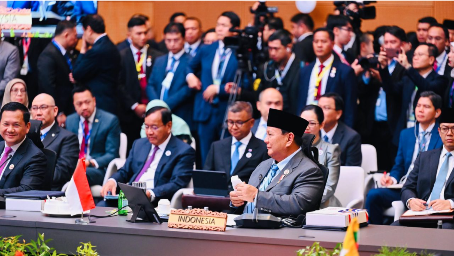 Politik Global Indonesia 2025: Diplomasi ASEAN, Hubungan dengan Kekuatan Dunia, dan Peran Strategis